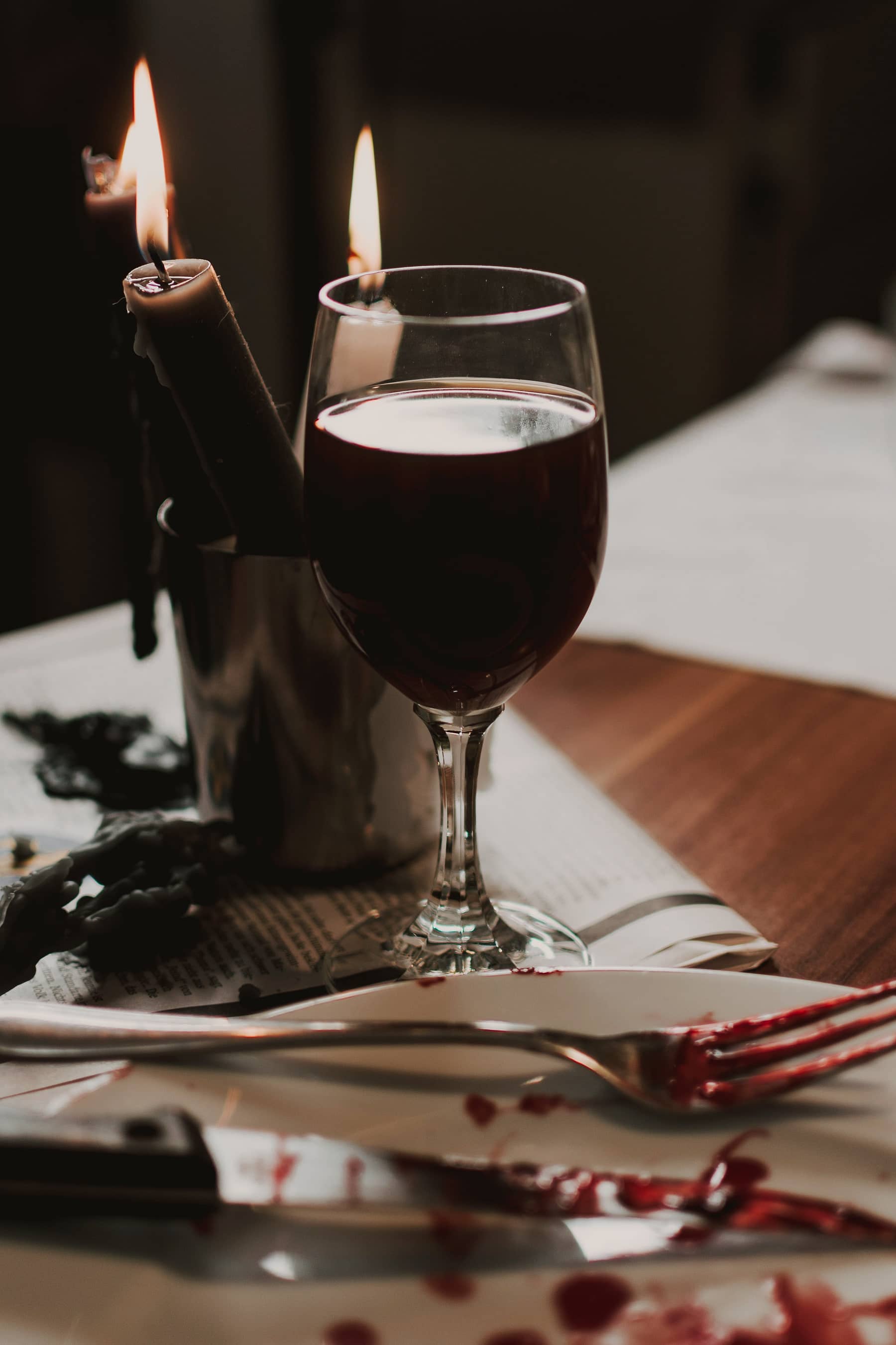 Ein Glas Rotwein im Kerzenlicht